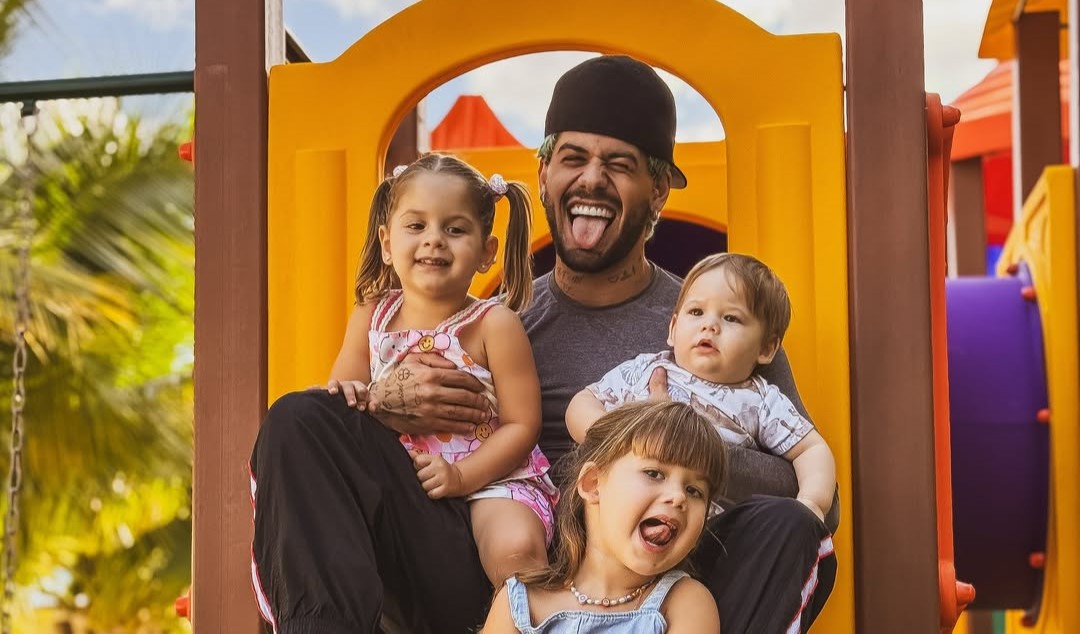 Zé Felipe e seus três filhos