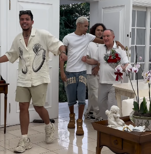 Renato Aragão recebe rosas de Vitão, Felipe Amorim e Bin em divulgação de videoclipe Screenshot 2025 07 22T035457.878
