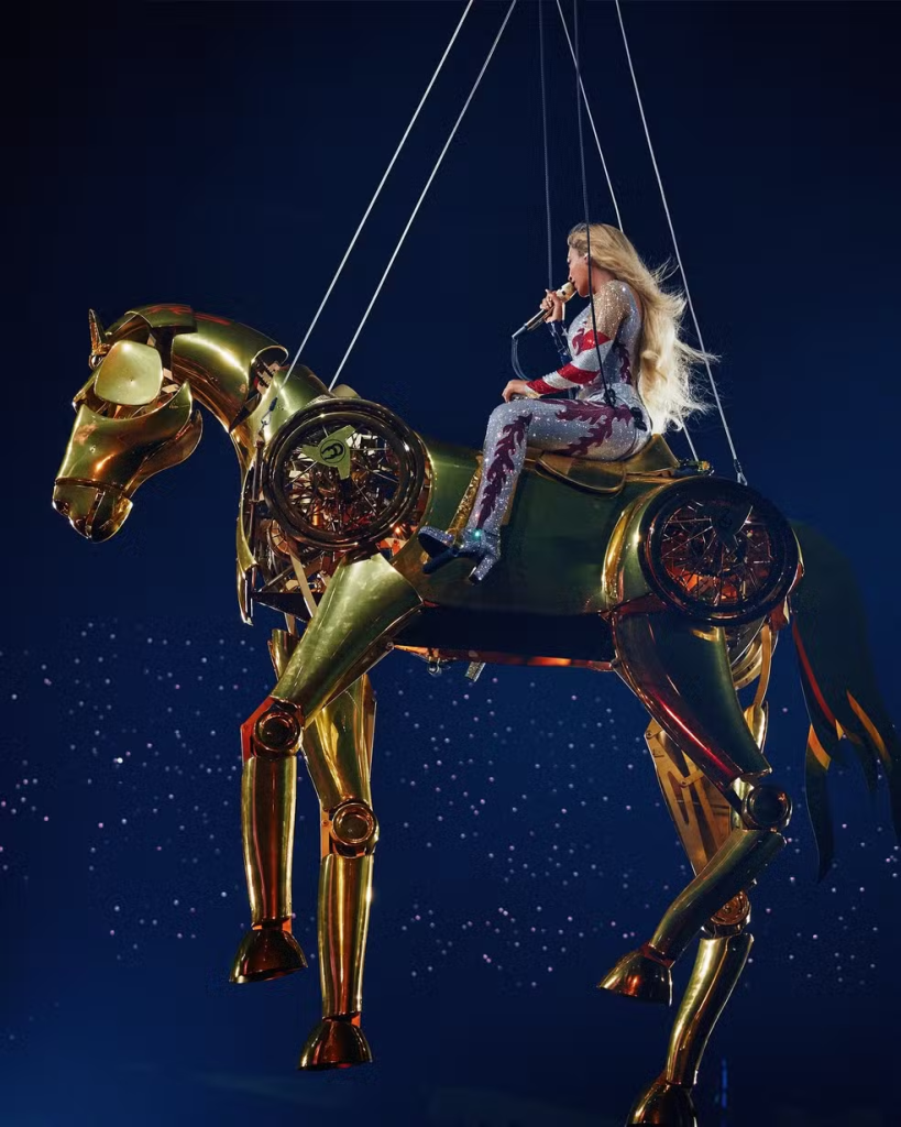 Beyonce surpreende fãs em alegoria durante show image 5