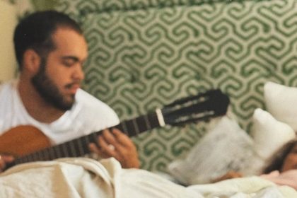 na nossa ultima noite juntos voce dormia e eu acompanhava cada respiracao sua. voce segurava mi