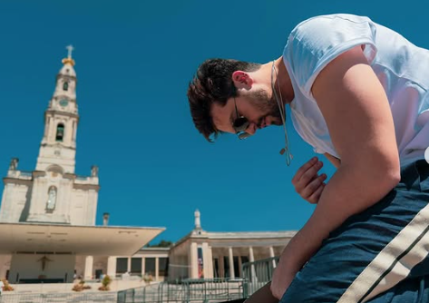 Luan Santana é visto turistando com a esposa e filha Luan Santana