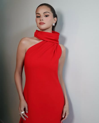 Selena Gomez brilha no Emmy ao lado do noivo Benny Blanco Selena Gomez