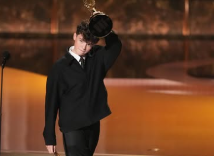 Selena Gomez brilha no Emmy ao lado do noivo Benny Blanco image 37