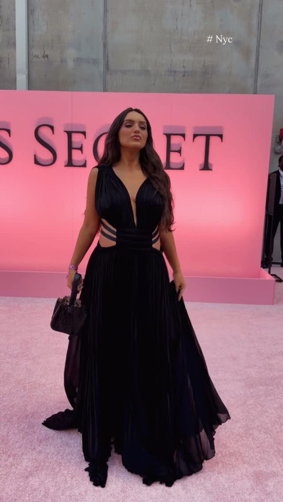 Brasileiras Adriana Lima e Alessandra Ambrosio brilham no desfile da Victoria’s Secret SaveClip.App 566639254 655086627450285 1965178955242397270 n