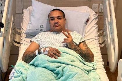 Vitinho, ex-vocalista do Disfarce, anuncia pausa na carreira após cirurgia nas cordas vocais Reprodução/Instagram/@cantorvitinho