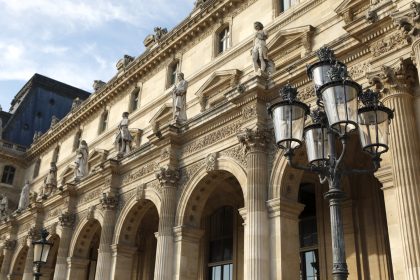 Roubo no Louvre: museu permanece fechado após assalto Museu do Louvre
