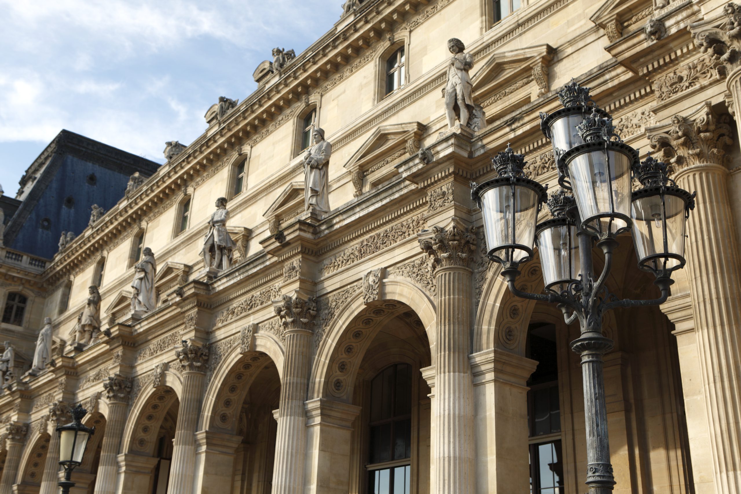 Roubo no Louvre: museu permanece fechado após assalto Museu do Louvre