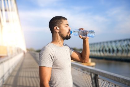 Homem é hospitalizado após beber água mineral contaminada atleta atraente bebendo agua apos um treino intenso