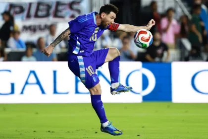 Lionel Messi faz história com a camisa da Argentina e supera recorde de Neymar messi argentina bola scaled aspect ratio 512 320