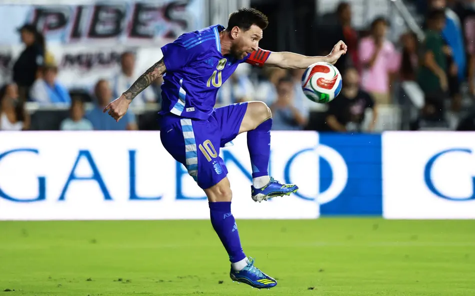 Lionel Messi faz história com a camisa da Argentina e supera recorde de Neymar messi argentina bola scaled aspect ratio 512 320