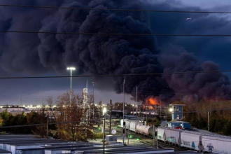 Avião de carga explode pouco após decolagem nos EUA (Foto: Jeff Faughender/USA Today Network via Reuters)