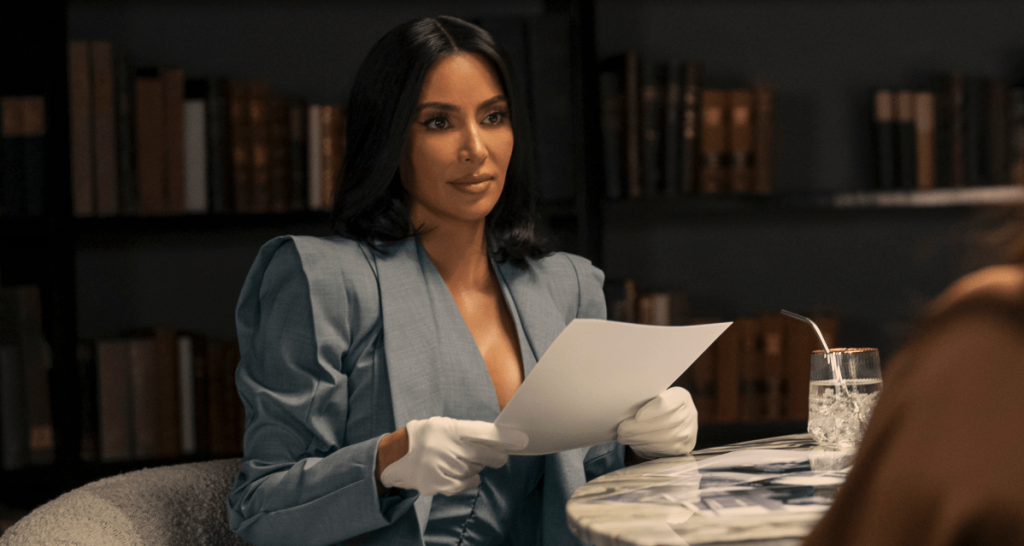 Kim Kardashian chora ao revelar nova reprovação no exame da ordem nos EUA KIM K