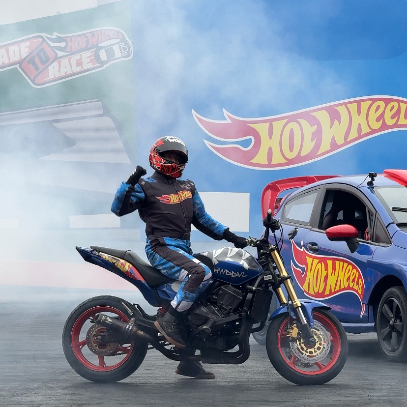 Piloto Lurrique Ferrari morre após acidente durante show no Beto Carrero World Reprodução/Instagram/@lurrique_stuntrider