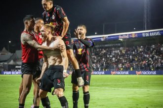 RB Bragantino vence o Corinthians com polêmicas de arbitragem SaveClip.App 574465633 18490319638079264 9145780777544658844 n