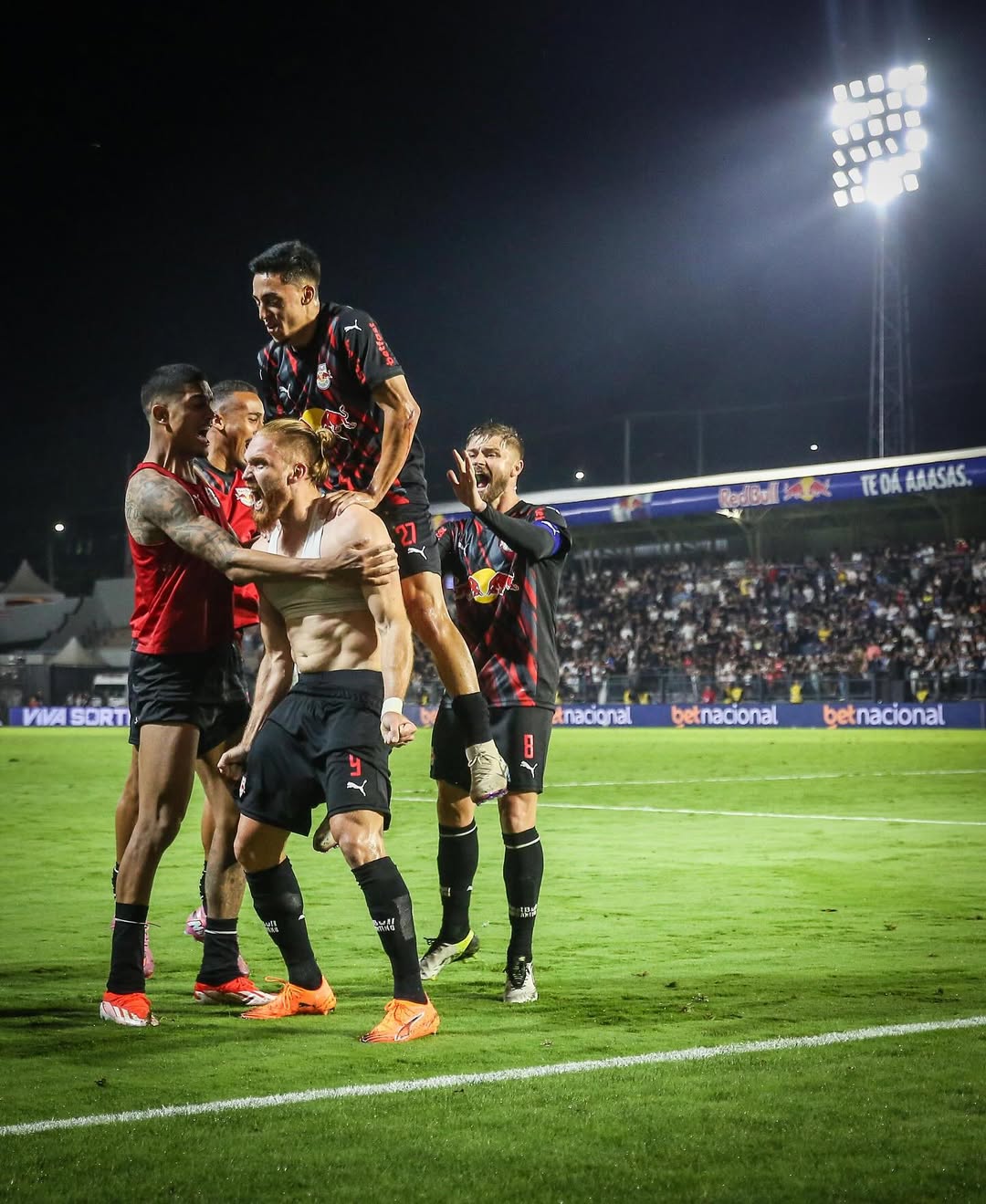 RB Bragantino vence o Corinthians com polêmicas de arbitragem SaveClip.App 574465633 18490319638079264 9145780777544658844 n