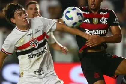 alan franco e samuel lino brigam pela bola em sao paulo x flamengo partida do brasileirao 1762395741700 v2 450x450.jpg