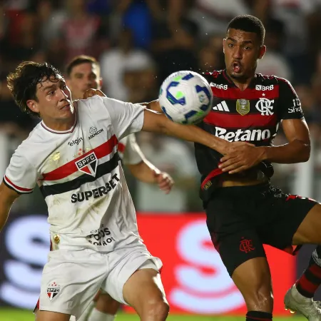 alan franco e samuel lino brigam pela bola em sao paulo x flamengo partida do brasileirao