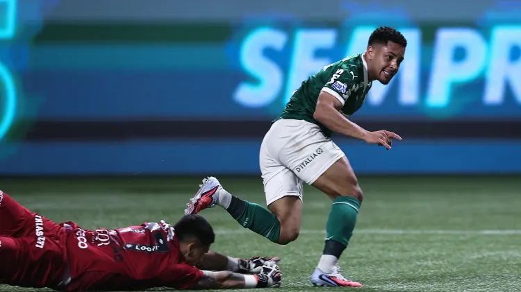 vitor roque vence gabriel brazao e abre o placar em palmeiras x santos pelo brasileirao