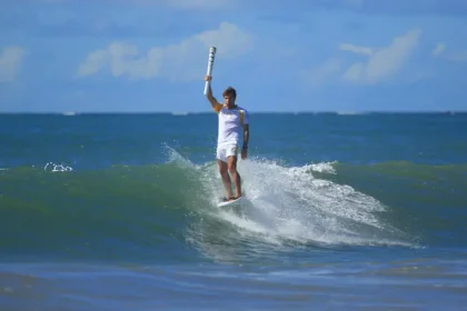 Brasileiro é engolido por onda gigante em Nazaré, mas é resgatado e passa bem 57584c61bf4ec