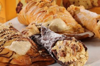 Carlo’s Bakery lança versão natalina dos clássicos Cannoli e Lobster Tail Captura de tela 15 12 2025 135155 revistamenu.com .br