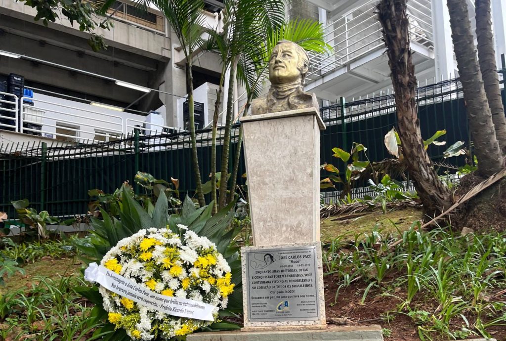 Busto de José Carlos Pace é vandalizado durante GP da Stock Car em Interlagos Foto: Leonardo Marson/F1Mania.net