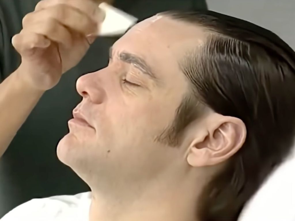 Jim Carrey durante a maquiagem de O Grinch