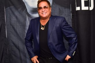 Leonardo segue internado com gastroenterite, mas deve receber alta amanhã Leonardo usa presente de R 30 mil da ex nora Virginia e Ze Felipe durante apresentacao