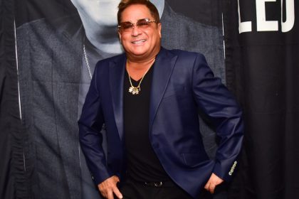 Leonardo segue internado com gastroenterite, mas deve receber alta amanhã Leonardo usa presente de R 30 mil da ex nora Virginia e Ze Felipe durante apresentacao