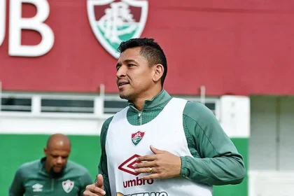 Pineida em treino pelo Fluminense aspect ratio 512 320