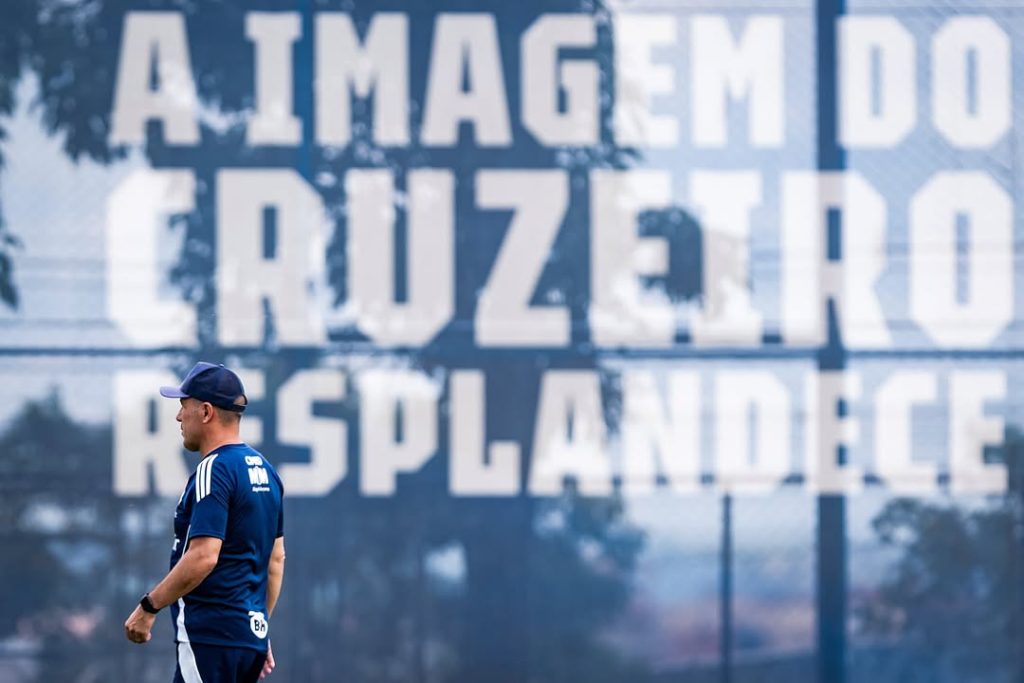 Leonardo Jardim se despede do Cruzeiro e cita desgaste físico e mental como motivo da saída SaveClip.App 589466137 1400220514790563 6265496883737083259 n