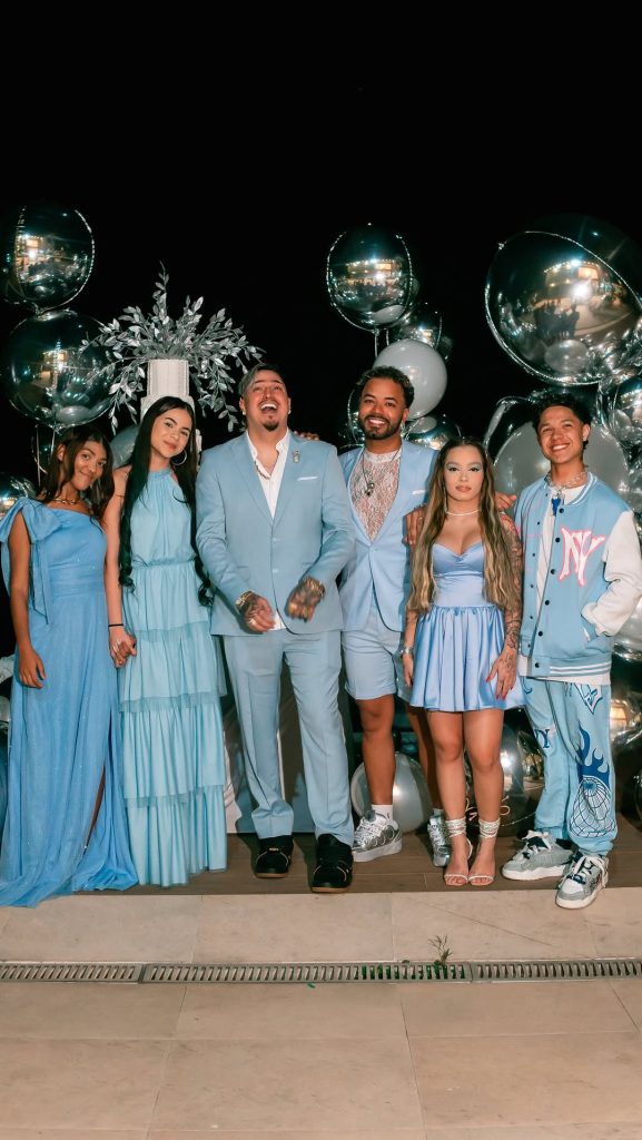 Kamylinha faz protesto em frente a presídio e pede liberdade de Hytalo Santos e do marido SaveClip.App 590401153 17875670958450656 852737679953203032 n