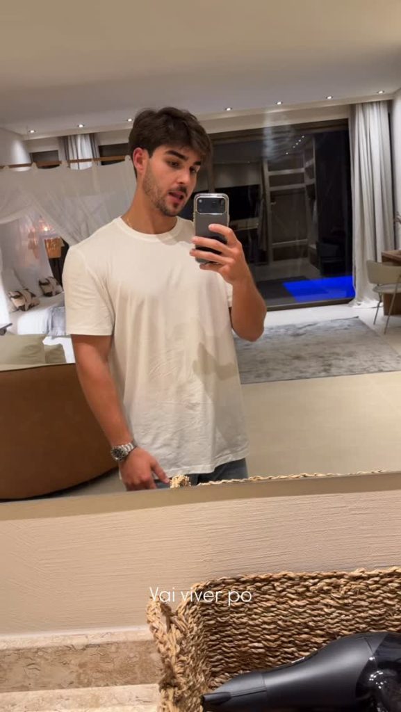 Carlinhos Maia viaja para Trancoso ao lado de Lucas Lobato e acende rumores de romance SaveClip.App 607962933 1265708345647537 7381615229530560639 n