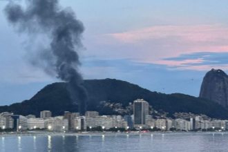 Incêndio atinge loja de motos elétricas em Copacabana e deixa três feridos Reprodução/Redes/Sociais/CNN Brasil