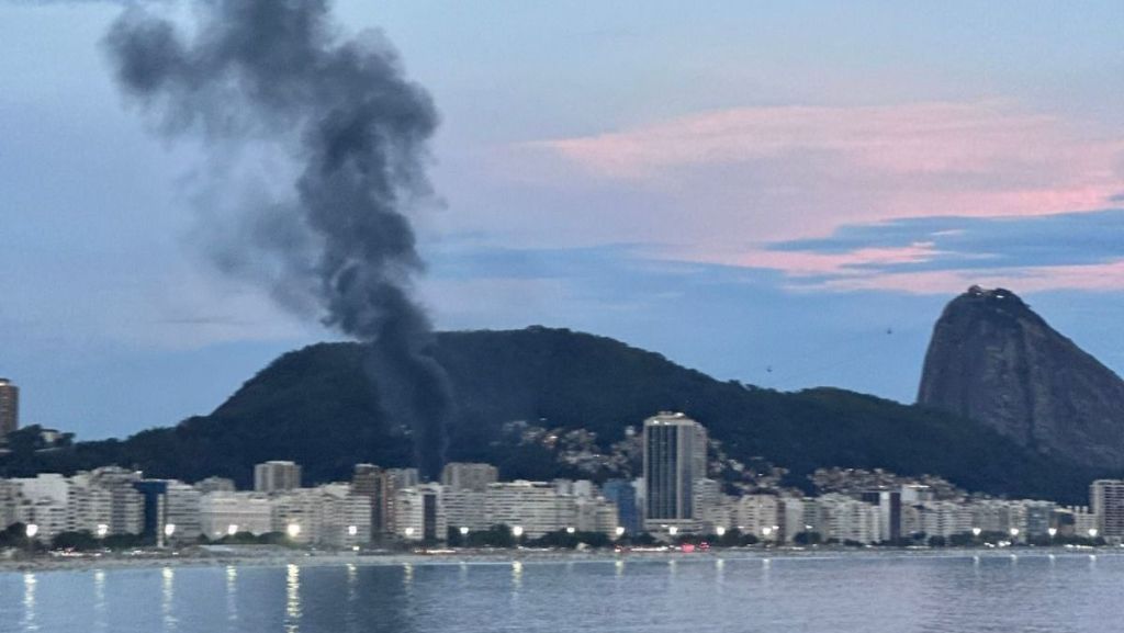 Incêndio atinge loja de motos elétricas em Copacabana e deixa três feridos Reprodução/Redes/Sociais/CNN Brasil