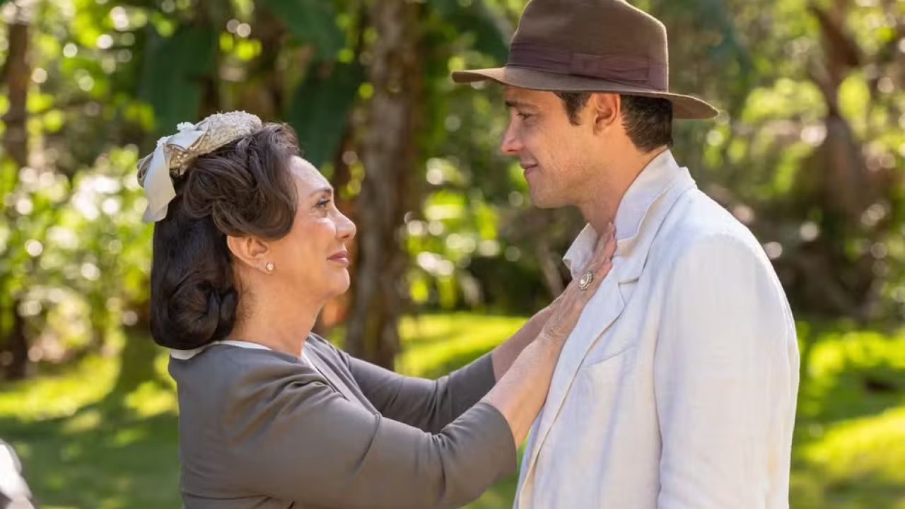 Êta Mundo Melhor: Qual será o destino de Candinho? candinho implora a mae que o deixe continuar vivendo em eta mundo melhor