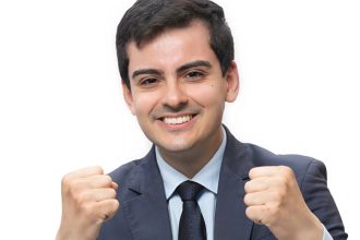 Dudu Camargo é o campeão de A Fazenda 17 com recorde histórico de votos Imagem: Reprodução/Record