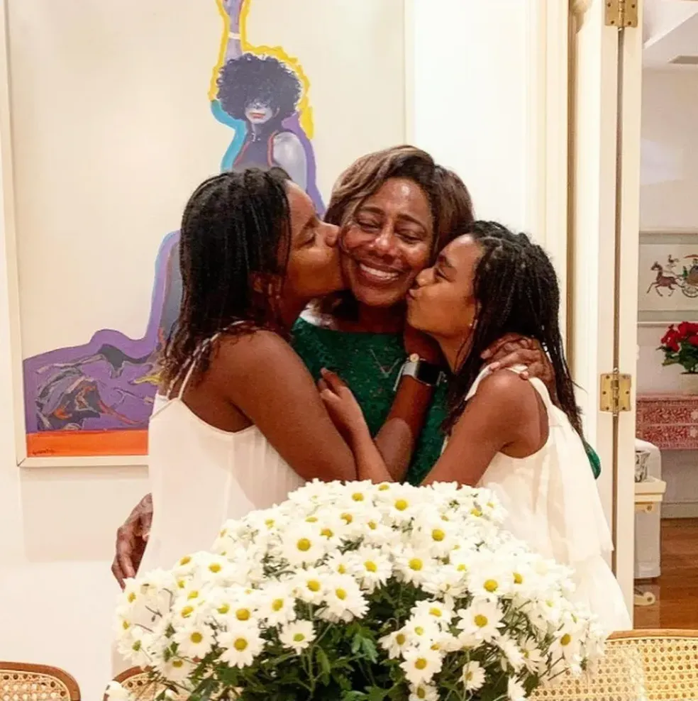 Filha de Glória Maria é crismada e comemora com almoço promovido por Narcisa image 24