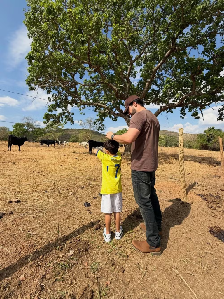 Murilo Huff comemora primeira apresentação de bateria de Léo, seu filho com Marília Mendonça Murilo Huff e filho