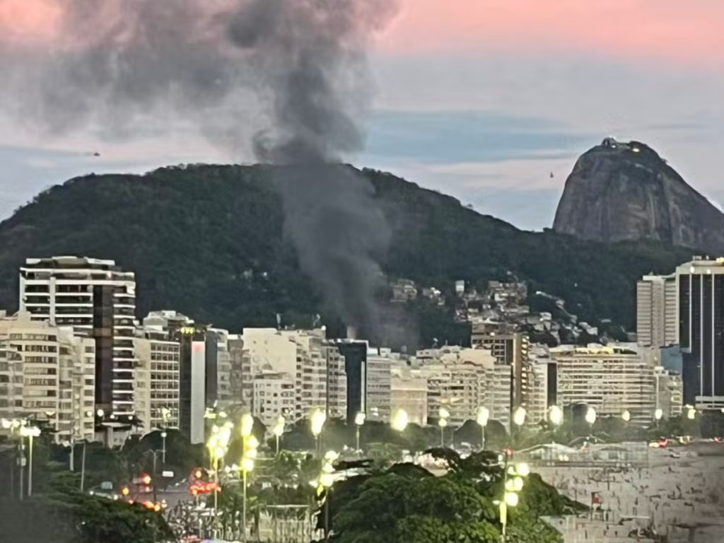 Incêndio atinge loja de motos elétricas em Copacabana e deixa três feridos incendio copacabana