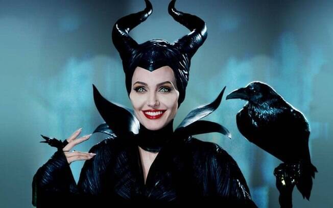 Angelina Jolie mostra cicatrizes de mastectomia em revista e faz um alerta malevola