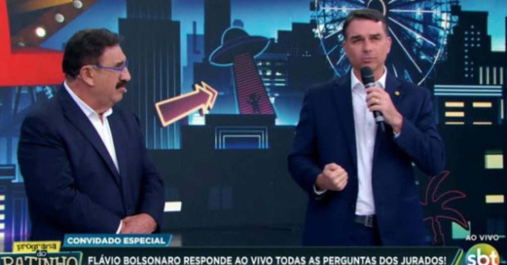 SBT recebe Flávio Bolsonaro no Programa do Ratinho após críticas e crise com Zezé Di Camargo sbt flavio