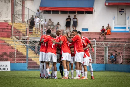Jogadores do Internacional fazem corrente em jogo da Copinha Foto Nathan Bizotto scaled aspect ratio 512 320