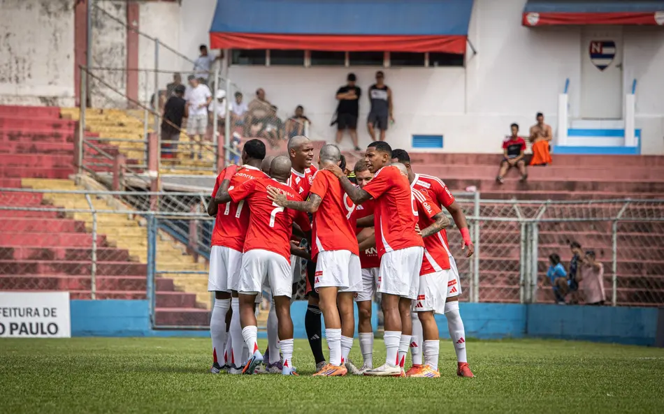 Jogadores do Internacional fazem corrente em jogo da Copinha Foto Nathan Bizotto scaled aspect ratio 512 320