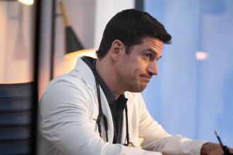 Ator Marco Pigossi estreia em série internacional da NBC Foto: NBC - Reprodução/Instagram @marcopigossi