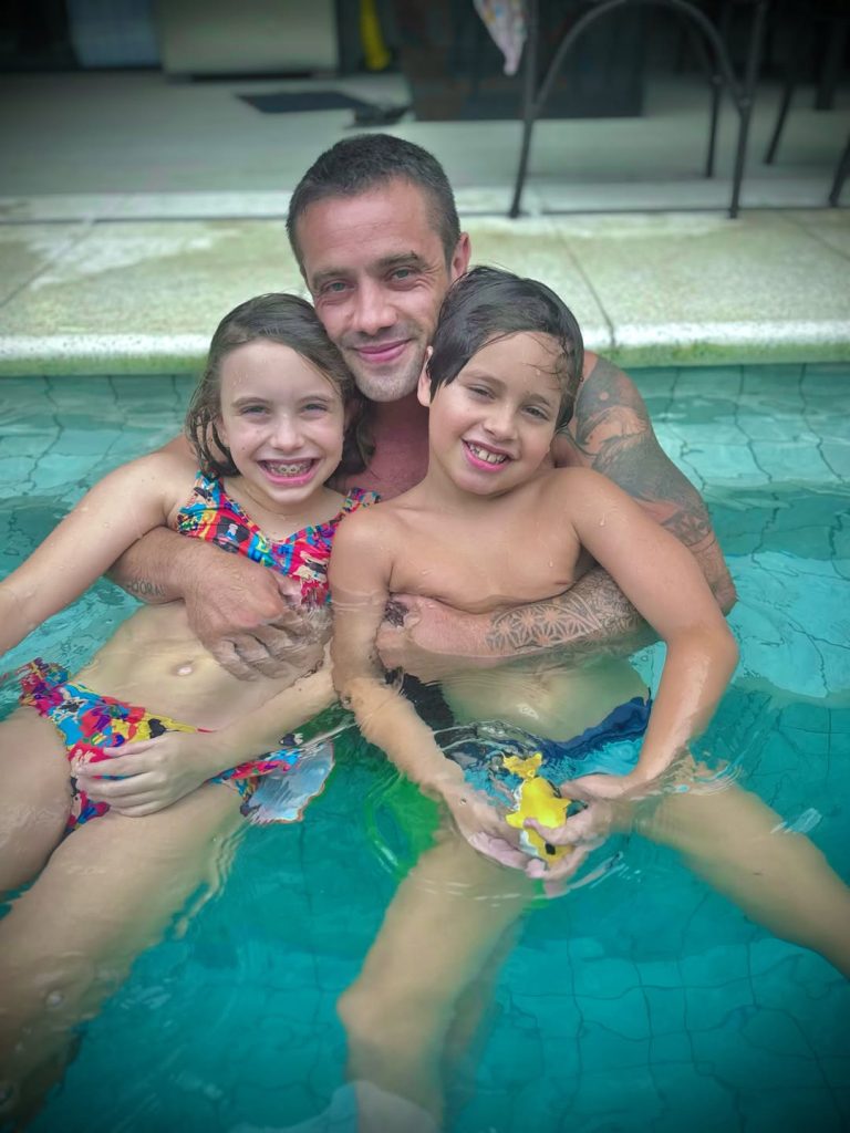 Rafael Cardoso compartilha reencontro com os filhos após disputa judicial Foto: Reprodução/Instagram @rafaelcardoso9