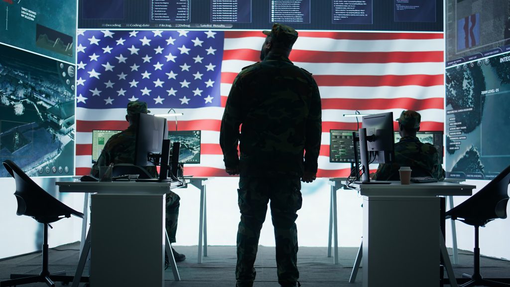 oficial militar dos eua supervisionando atividade de deteccao de ameacas em um escritorio de alta tecnologia