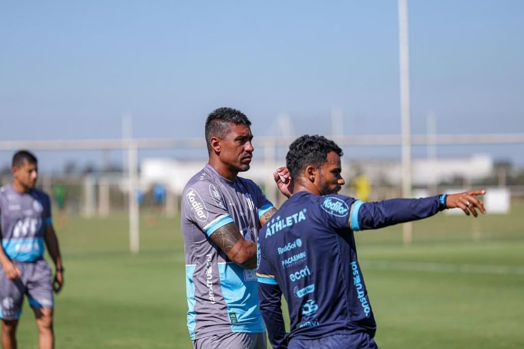 Paulinho confirma permanência no Mirassol para 2026 e descarta saída do clube Foto: JP Pinheiro/Agência Mirassol - Reprodução/Instagram @paulinhop8