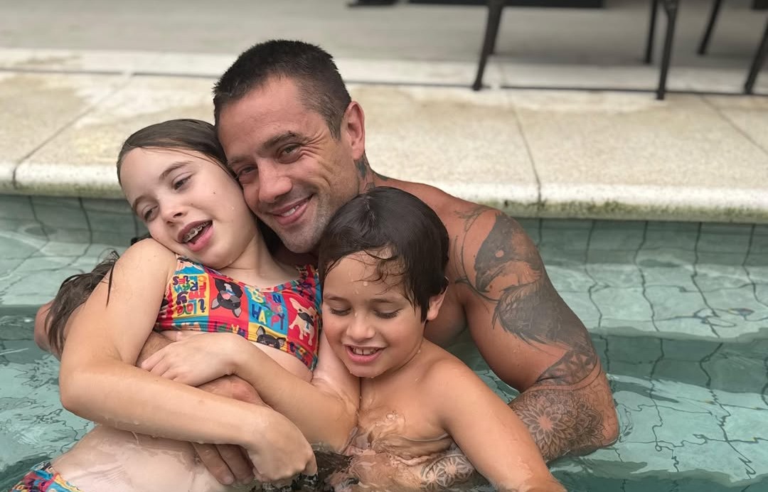 Rafael Cardoso compartilha reencontro com os filhos após disputa judicial Foto: Reprodução/Instagram @rafaelcardoso9